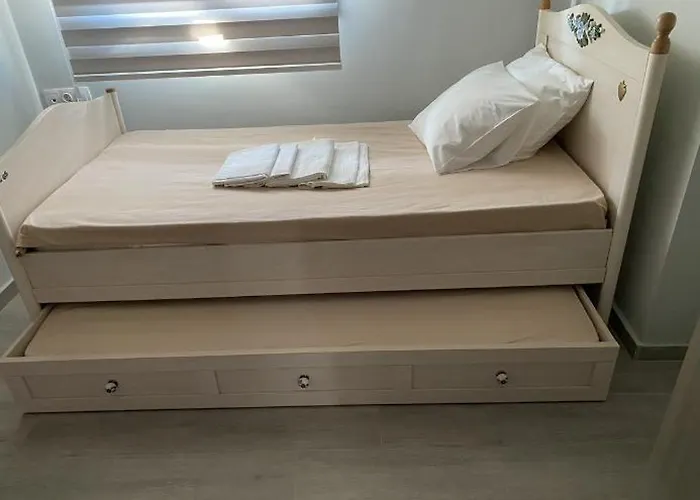 Theodora In Front Of The Sea Ханиоти